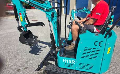 Brand New H15R Mini Excavator With 8 Additional Attachments